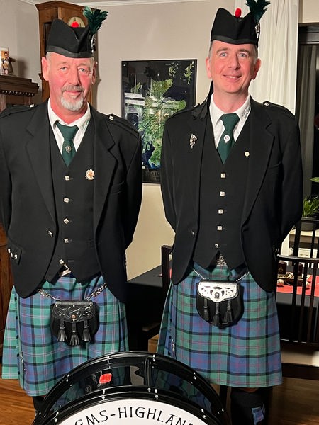 Sebastian Thomas und Michael Schnieders von den Ems Highlandern im Schotten-Outfit