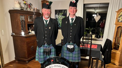 Sebastian Thomas und Michael Schnieders von den Ems Highlandern im Schotten-Outfit