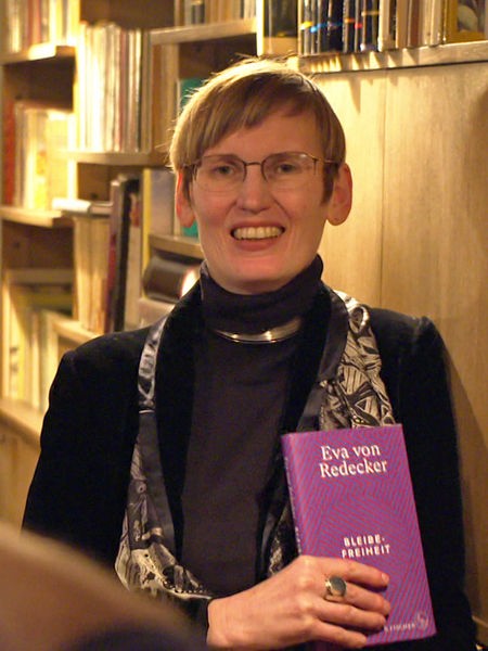 Eva von Redecker hält ihr aktuelles Buch in der Hand
