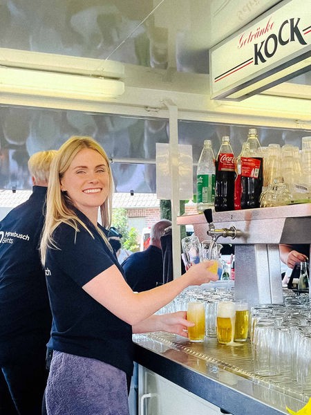 Lina Minnebusch zapft Bier im Bierwagen.