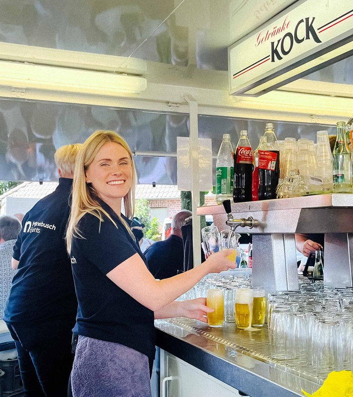 Lina Minnebusch zapft Bier im Bierwagen.