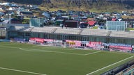 Zu sehen ist der Torbereich eines Fußballfeldes. Es sind viele Fahnen aufgehängt, unter anderem die Flagge von Ratingen.