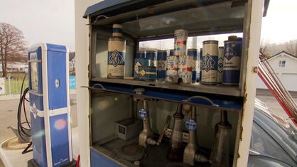 Foto einer blau-weißen Tanksäule und Tankstellen-Zubehör aus den 50er Jahren
