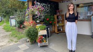 Kiosk-Inhaberin Ceylan Yilmaz steht vor ihrer Bude