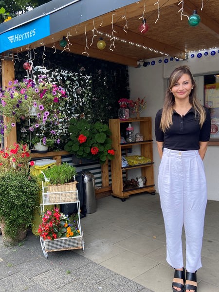 Kiosk-Inhaberin Ceylan Yilmaz steht vor ihrer Bude