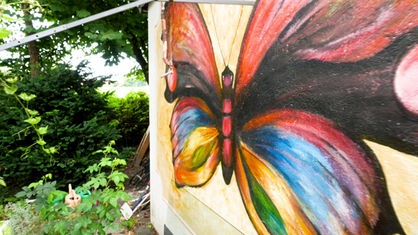 Großer Schmetterling an der Seitenwand des Gartenkiosks