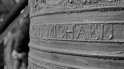 Die Glocke von Schwarzrheindorf in der Nahaufnahme mit der Aufschrift Michael