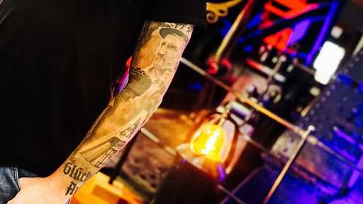 Jannik Daubs Arm mit verschiedenen Bergbau-Tattoos.