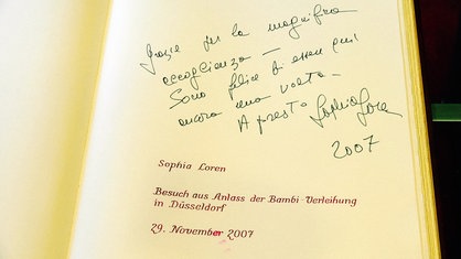 ein handschriftlicher Text auf einer Seite, die Unterschrift lautet Sophia Loren