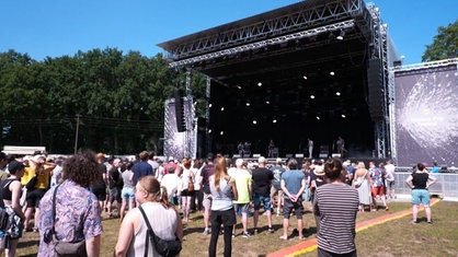 Menschen stehen vor der Bühne beim Haldern Pop Festival