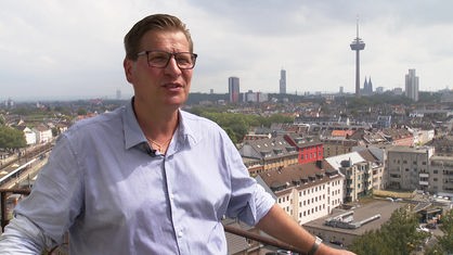 Dieter Brühl steht oben auf dem Leuchtturm und genießt den Ausblick.