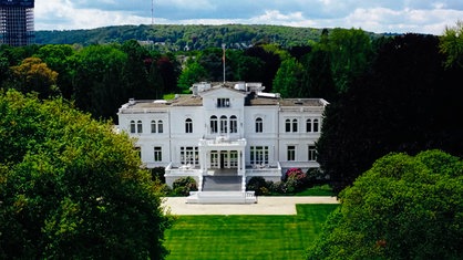 Die Villa Hammerschmidt samt Teil des Vorparks aus einem Drohnenflug.