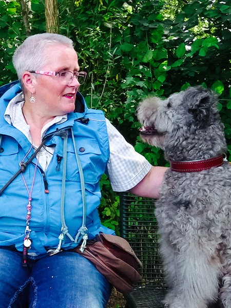 Ina Katrin Sticken mit ihren Hunden.