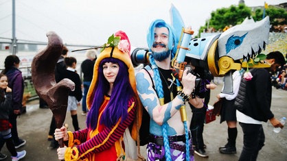 Zwei Cosplayer zum Videospiel League of Legends stehen am Rheinufer