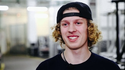 Jimi Brandt lächelt im Interview