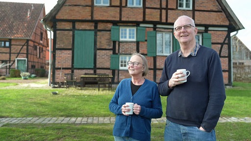 Karin und Johannes Busch auf ihrem Hof.