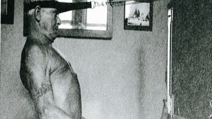 Joseph Pilates beim Training an einem seiner Geräte.