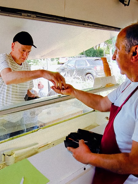 Luigi Pirrello verkauft in seinem Imbisswagen im Vorgarten Eis.