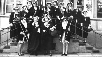 Dieses Bild stammt von 1937 und zeigt das Gründungskomitee, das Alte Beueler Damenkomitee von 1824 e.V.