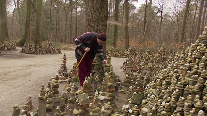 Künstler Markus Gern stellt im Wald in Kleve Steinfiguren auf