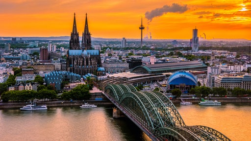 Blick auf das Panorama Kölns bei Sonnenuntergang