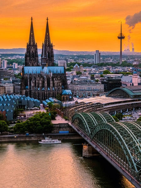 Blick auf das Panorama Kölns bei Sonnenuntergang