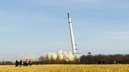 Ein Turm des Kohlekraftwerks Gustav Knepper stürzt bei der Sprengung in sich zusammen