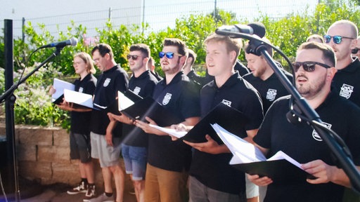 Die Kuckucksknaben singen bei ihrem Gartenkonzert in Winterberg.