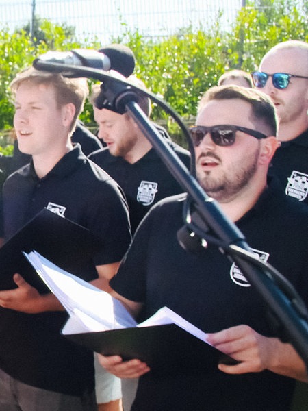 Die Kuckucksknaben singen bei ihrem Gartenkonzert in Winterberg.