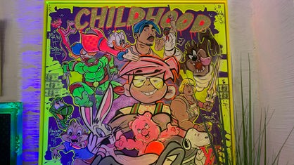 Kunstwerk aus Comicfiguren in vielen Neon-Farben.