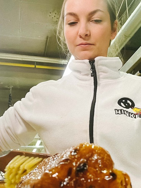 Sophie Hinkel bestreicht den Christstollen mit Butter.