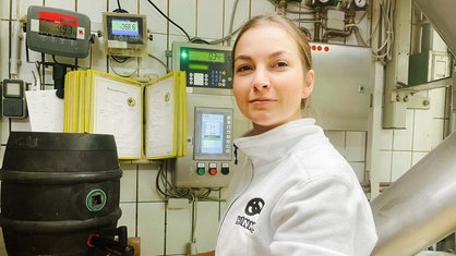 Sophie Hinkel steht in der Bäckerei.