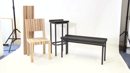 Aus den alten Holzbänken sind ein heller Stuhl, ein schwarzer Barhocker und eine schwarze Bank entstanden.