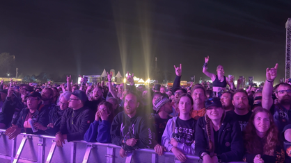 Totale von Fans hinter einer Bühnenabsperrung auf dem Wacken-Festival