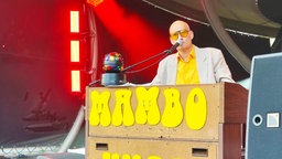 Mambo Kurt auf einer Bühne in Wacken