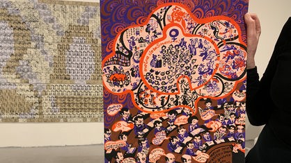 Ein abstraktes Bild in orange und lila, mit einigen Figuren und Sprechblasen drauf