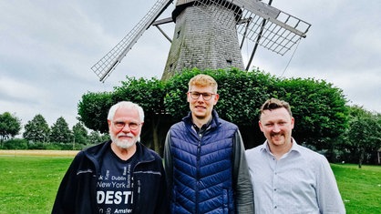 Von links nach rechts: Horst Richter, Heimatpfleger Mathis Lemke und Heimatpflege Koordinator Tobias Seeger vor Richters Mühle