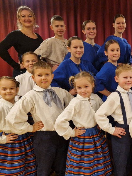 Die lettische Kindertanzgruppe aufgereiht für ein Foto