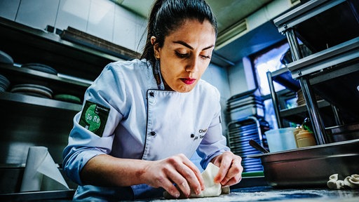 Natia Torchinava knetet Nudelteig in der Küche ihres Restaurant So Re in Düsseldorf