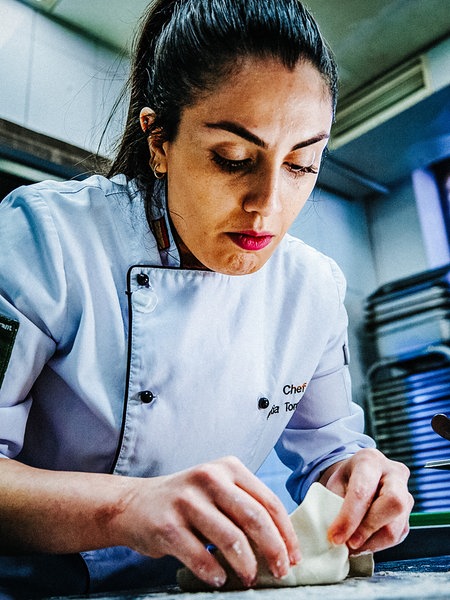 Natia Torchinava knetet Nudelteig in der Küche ihres Restaurant So Re in Düsseldorf