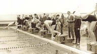 Schwarz weiß Bild von einem Schwimmwettkampf