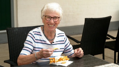 Felicitas Hoffstadt isst Freibad-Pommes mit Majo.