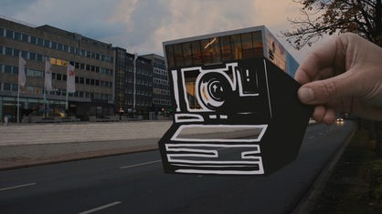Ausschnitt aus der WDR-Kampagne des Scherenschnitt-Künstlers Paperboyo: In Dortmund wird aus dem Gebäude des Fußballmuseums der Teil einer Fotokamera.