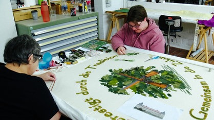 Mitarbeiterinnen Conny und Rita arbeiten in der Paramenten-Stickerei der Caritas in Nordkirchen an der neuen Fahne für den Schützenverein Horn in Herbern