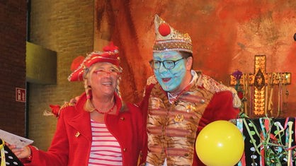 Zu sehen sind Pfarrer Mörter und seine Frau in bunter Verkleidung beim alljährlichen Karnevalsgottesdienst. 