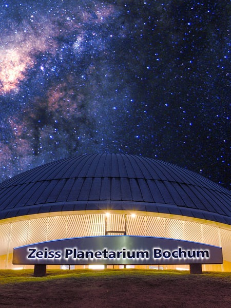 Die Kuppel des Bochumer Planetariums von außen vor dem Sternenhimmel