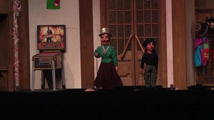 Zwei Puppen auf der Bühne bei einer Vorstellung im Puppentheater "Hänneschen" in Köln