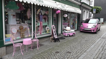 Ein Ladenlokal von außen mit pinker Dekoration