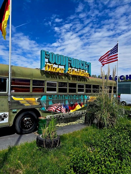 Ein alter Airforce-Bus, der zu einem Diner umfunktioniert wurde.