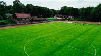 Drohnenbild: Kinder kicken auf dem Platz des SC Reken